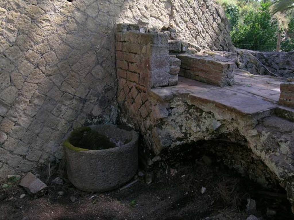 Ins. Or. II, 1ª, Herculaneum. June 2005. Near to the oven podium is a basin/tub (e) which would have been for water.
This was made from a millstone. Photo courtesy of Nicolas Monteix.


