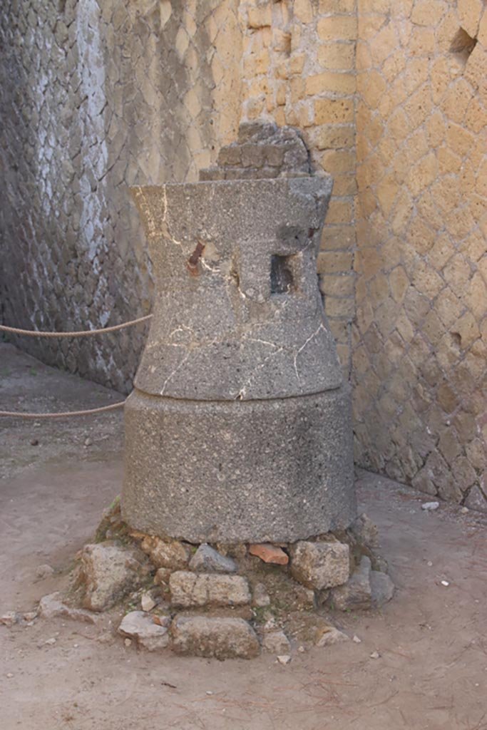 Ins. Or. II, 1a, Herculaneum. October 2023. 
Room A, mill (m) catillus on east side of bakery. Photo courtesy of Klaus Heese.
