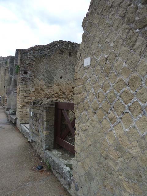 Ins. Orientalis II 2, Herculaneum, September 2015. Entrance doorway.