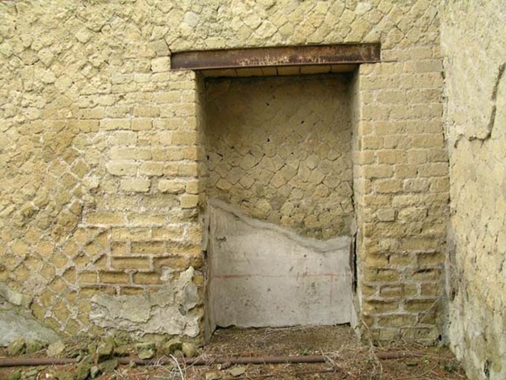 Ins Or II, 2, Herculaneum. December 2004. Cupboard in north wall, that used to be a doorway opening into the entrance fauces.
Photo courtesy of Nicolas Monteix.
