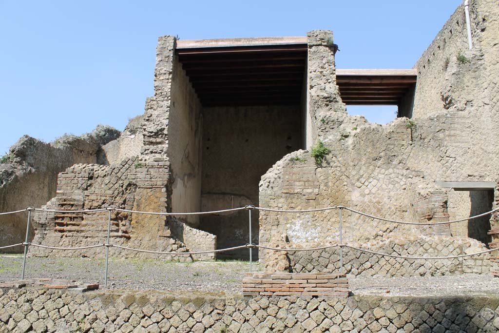 Ins. Orientalis II.4, Herculaneum, March 2014. Looking west towards Room A, in centre.
Foto Annette Haug, ERC Grant 681269 DÉCOR
