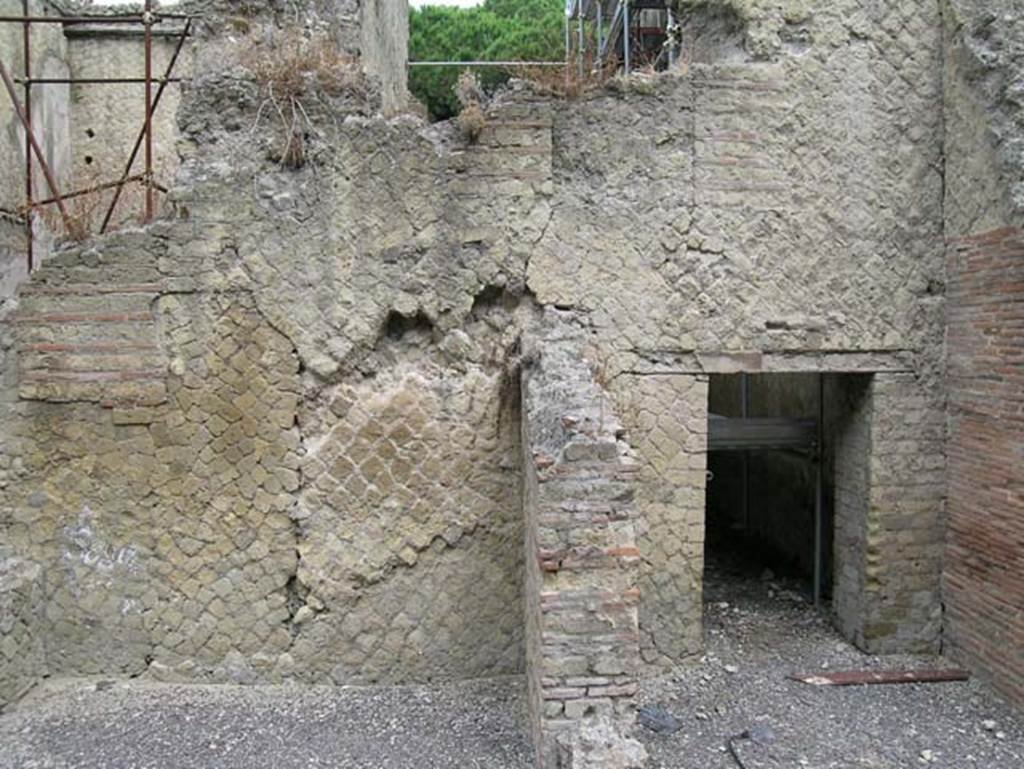 Ins Or II, 4, Herculaneum. June 2006. Looking west towards doorway to room leading to Ins.Or.II.7, on right.
On the left is a room at the north end of the terrace of the west portico.
