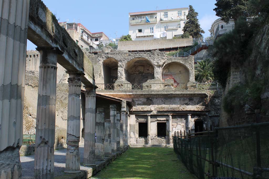 Ins. Orientalis II.4, Herculaneum, March 2014. Looking north towards upper terrace, which would have overlooked the Palaestra. 
Foto Annette Haug, ERC Grant 681269 DÉCOR

