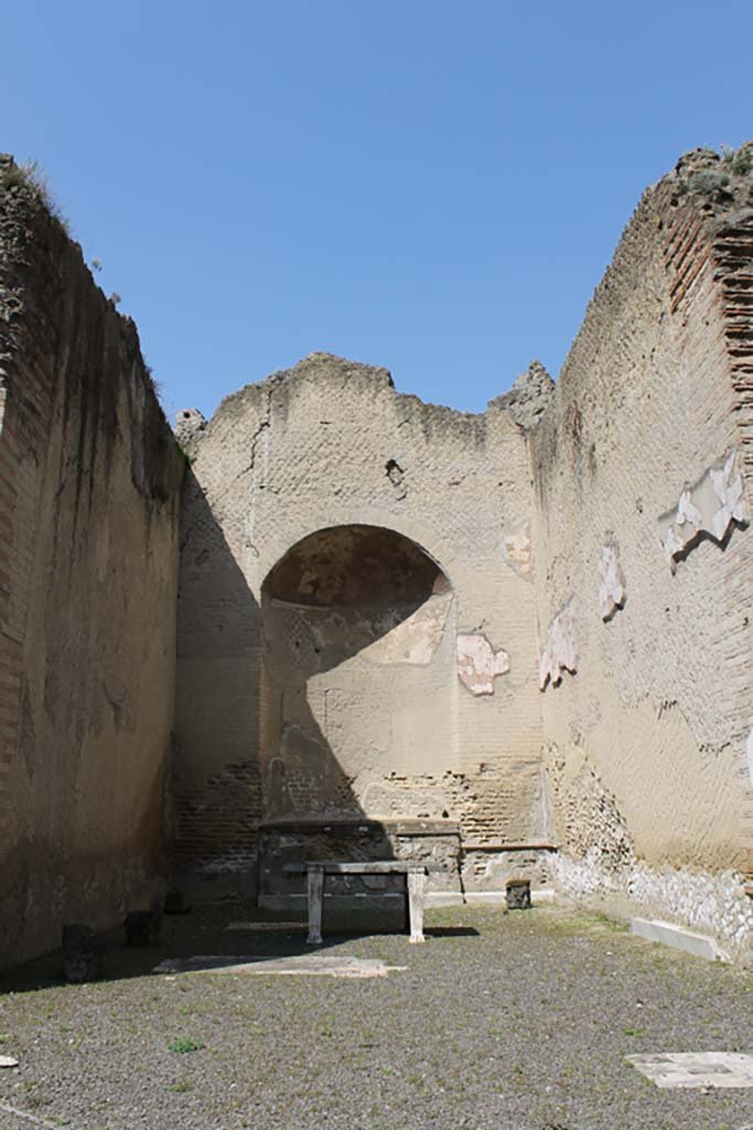 Ins. Orientalis II.4, Herculaneum, March 2014. 
Looking west towards the large apsed room (Aula Absidiata), which opens out into the centre of the west portico.
Foto Annette Haug, ERC Grant 681269 DÉCOR.
