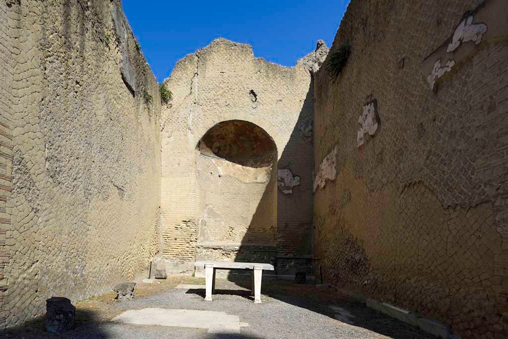 Ins. Orientalis II.4, Herculaneum, August 2021. 
Looking towards large niche in west wall of apsed room. Photo courtesy of Robert Hanson.

