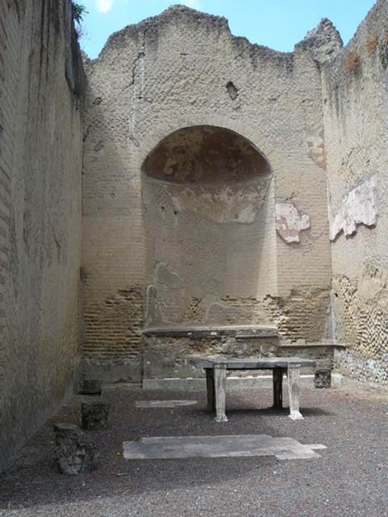 Ins. Orientalis II 4, Herculaneum, August 2013. West end of apsed room, with large niche set into west wall. Photo courtesy of Buzz Ferebee.
