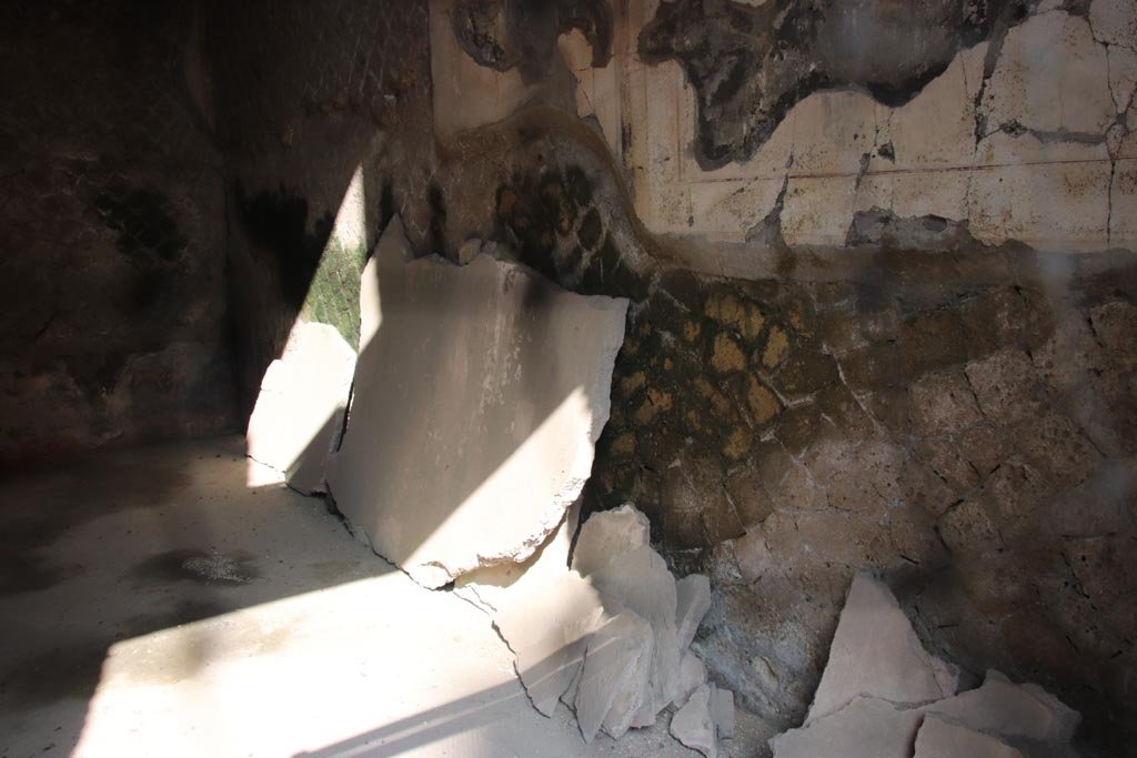 Ins. Or. II.4, Herculaneum. October 2023. Room III, looking along north wall. Photo courtesy of Klaus Heese.