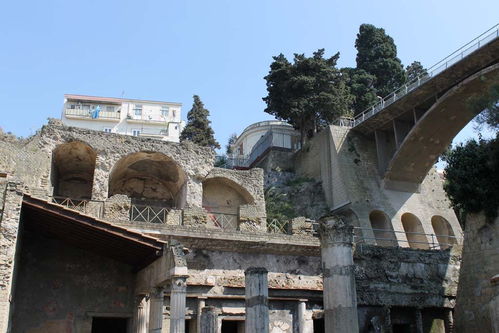 Ins. Orientalis II.4, Herculaneum, March 2014.
Looking towards the upper north end of portico with loggia on the upper floor. On the right is the access bridge.  
Foto Annette Haug, ERC Grant 681269 DÉCOR
