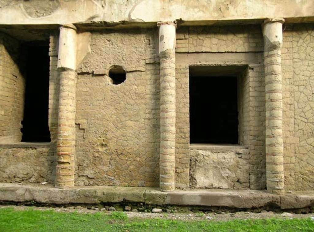 Ins. Orientalis II.4, Herculaneum, December 2004. Exterior rectified north wall of lower portico. 
Photo courtesy of Nicolas Monteix.

