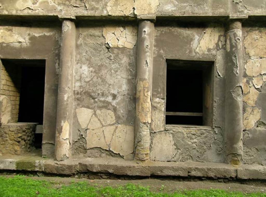 Ins. Orientalis II.4, Herculaneum, December 2004. Exterior rectified north wall of lower portico. 
Photo courtesy of Nicolas Monteix.
