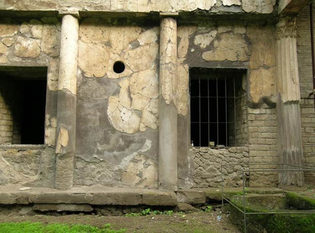 Ins. Orientalis II.4, Herculaneum, December 2004. Exterior rectified north wall of lower portico, east end. 
Photo courtesy of Nicolas Monteix.

