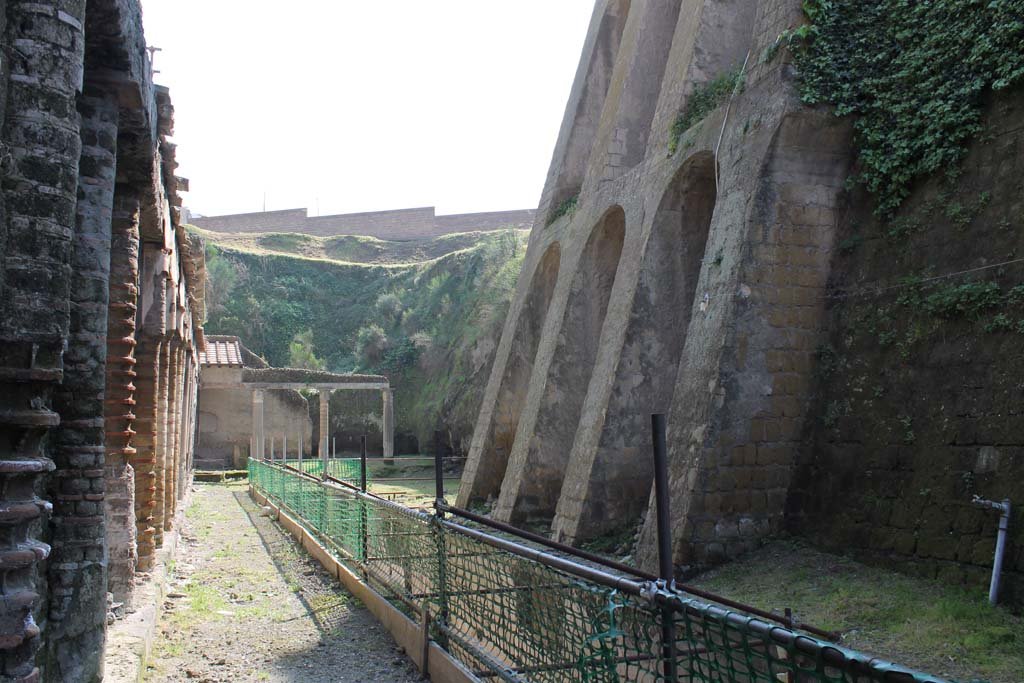 Ins. Orientalis II.4, Herculaneum, March 2014. Looking south-east along the long rectangular basin on the south side of the cryptoporticus
Foto Annette Haug, ERC Grant 681269 DÉCOR
