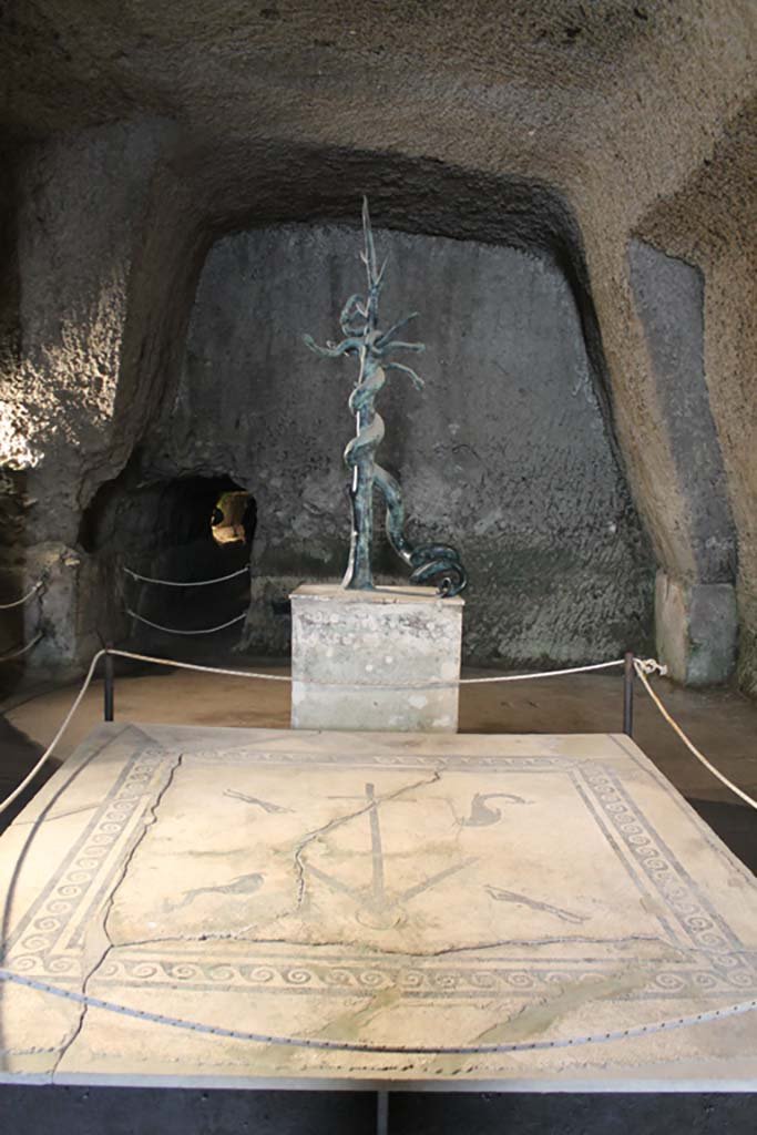 Ins. Orientalis II.4, Herculaneum, March 2014. 
Looking towards tunnels hewn into the rock, the reproduction copy of the bronze fountain depicting Hydra, together with chunk of marble flooring.
Foto Annette Haug, ERC Grant 681269 DÉCOR
