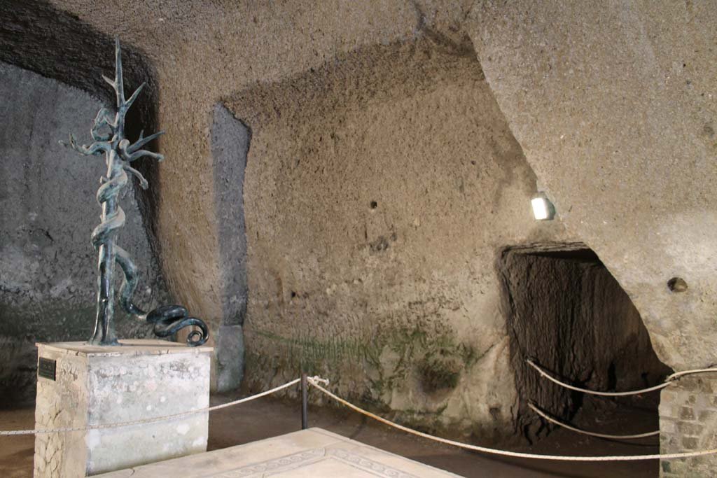 Ins. Orientalis II.4, Herculaneum, March 2014. Another tunnel at the rear of the statue.
Foto Annette Haug, ERC Grant 681269 DÉCOR

