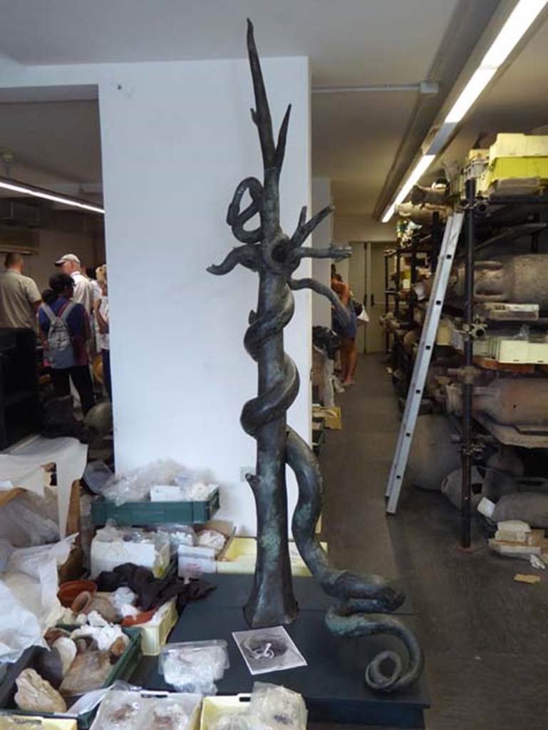 Ins. Orientalis II 4, Herculaneum, September 2016. Bronze fountain depicting Hydra.
Photo courtesy of Michael Binns.
