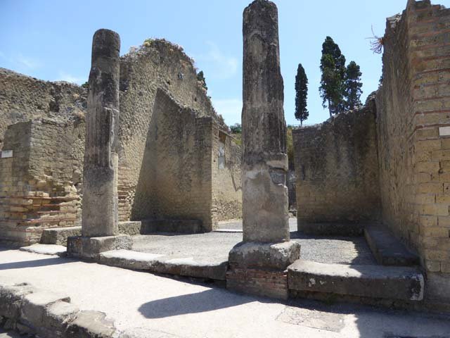 Ins. Orientalis II 4, Herculaneum, September 2015. South side from entrance doorway.