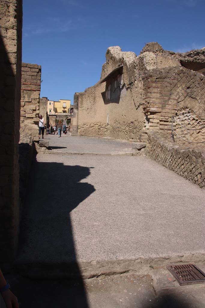 Ins. Orientalis II.4, Herculaneum, September 2019. 
Looking west from portico, across large entrance hall towards vestibule and Decumanus Inferiore. 
Photo courtesy of Klaus Heese.

