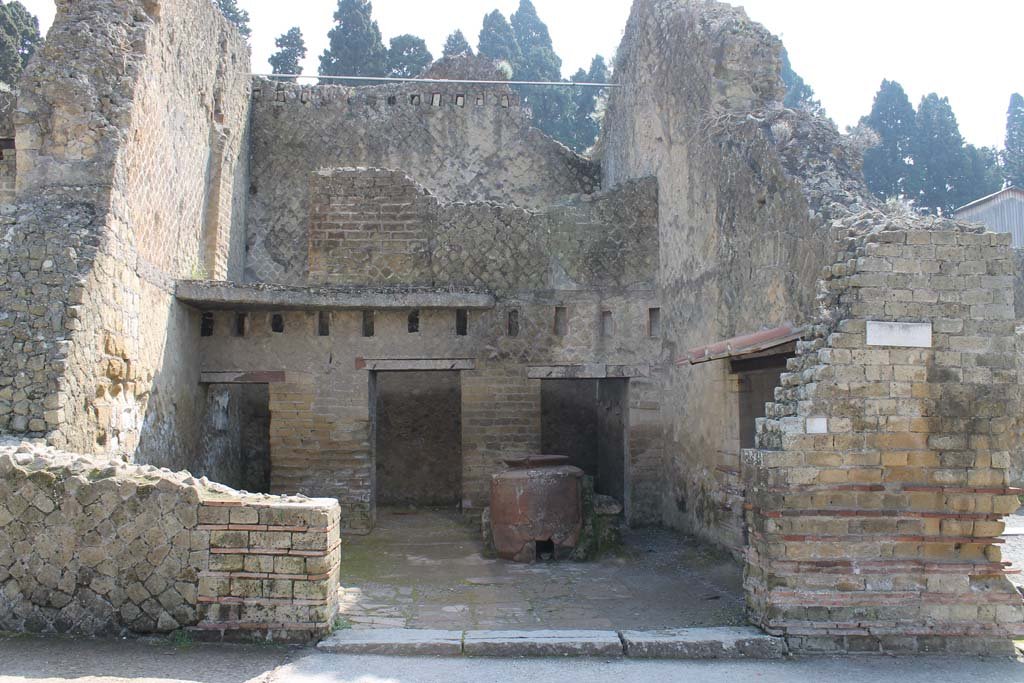 Ins Or II. 5, Herculaneum. Herculaneum. March 2014. Looking east towards entrance doorway.   
Foto Annette Haug, ERC Grant 681269 DÉCOR
