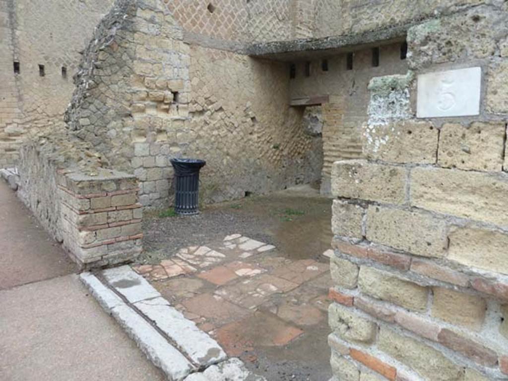 Ins. Orientalis II.5, Herculaneum. September 2015. Looking north-east to entrance doorway.
The stairs leading to the mezzanine floor would have been against the north wall.
