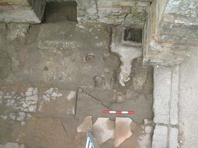 Ins Or II, 5, Herculaneum. May 2004. South wall and south-west corner of shop-room, area of latrine. Photo courtesy of Nicolas Monteix.