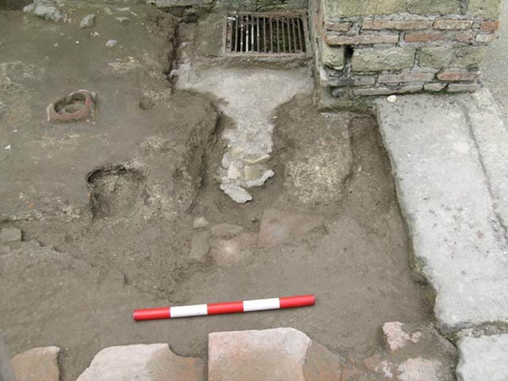 Ins Or II, 5, Herculaneum. May 2004. Detail of south-west corner and doorway threshold. Photo courtesy of Nicolas Monteix.