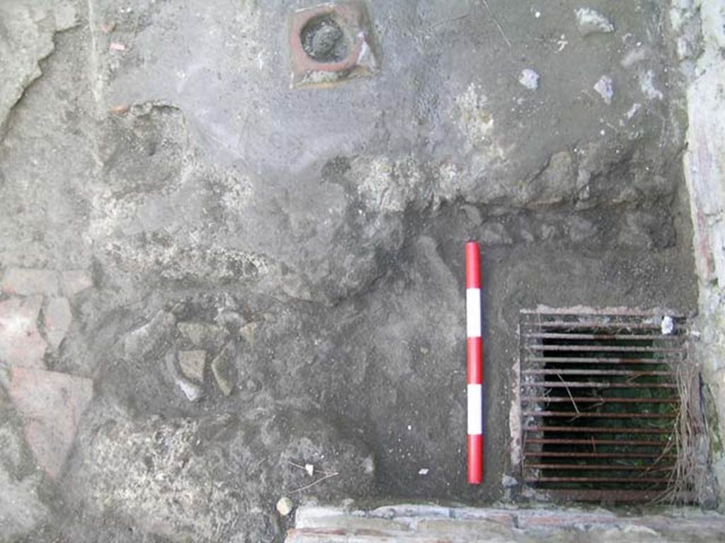 Ins Or II, 5, Herculaneum. May 2004. Detail of south-west corner of workshop-room.
Photo courtesy of Nicolas Monteix.

