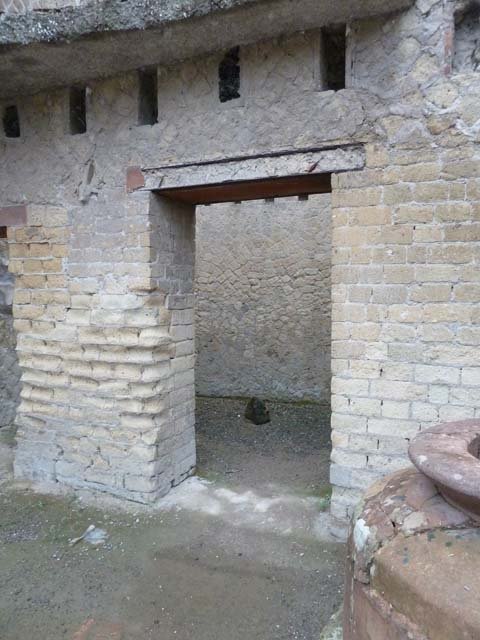Ins. Orientalis II.5, Herculaneum. September 2015. 
Central doorway of rear room in east wall of workshop.
