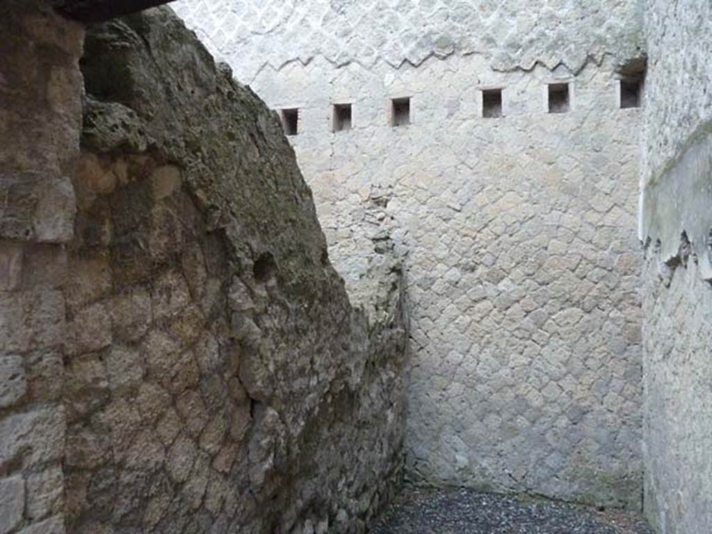 Ins. Orientalis II.5, Herculaneum. September 2015. Rear east wall of room in south-east corner.
