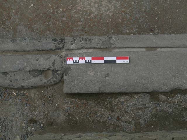 Ins Or II, 6, Herculaneum. June 2006. Central section of threshold. Photo courtesy of Nicolas Monteix.
