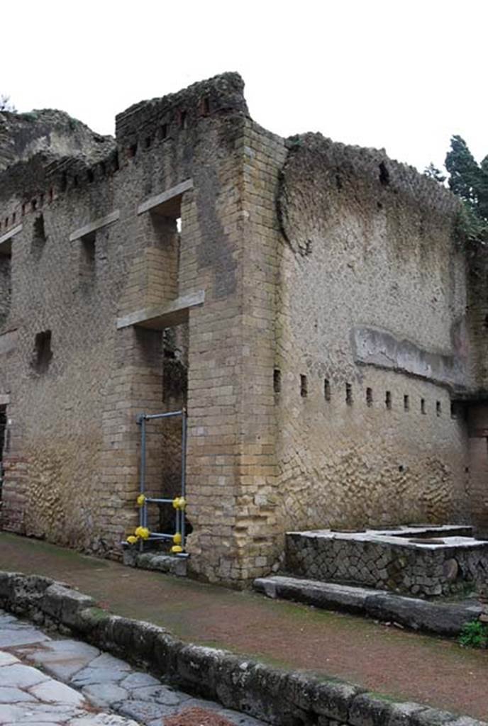 Ins. Orientalis II.7, Herculaneum. December 2008. Looking north-east towards entrance doorway.
Photo courtesy of Nicolas Monteix.
