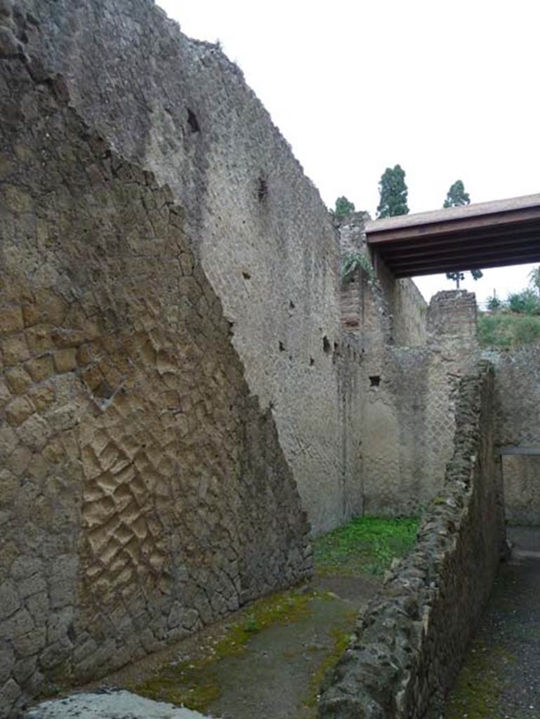Ins. Orientalis II.7, Herculaneum. September 2015. North wall of staircase.
Behind this sloping darker wall is the latrine on the south side of the mill-room of II.8.


