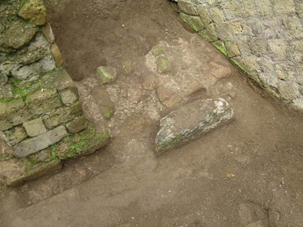 Ins Or II, 7/8, Herculaneum. December 2004. Looking west, detail of threshold of room on the south side of the mill-room of Ins. Or. II.8.
Photo courtesy of Nicolas Monteix.
