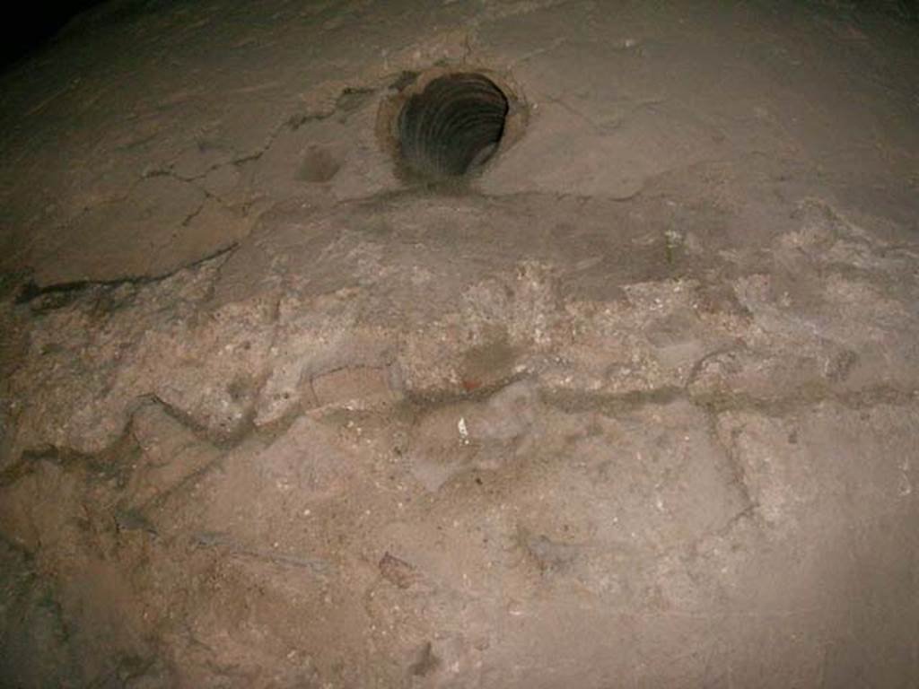 Ins Or II, 8, Herculaneum. December 2004. Detail from exterior of oven. Photo courtesy of Nicolas Monteix.