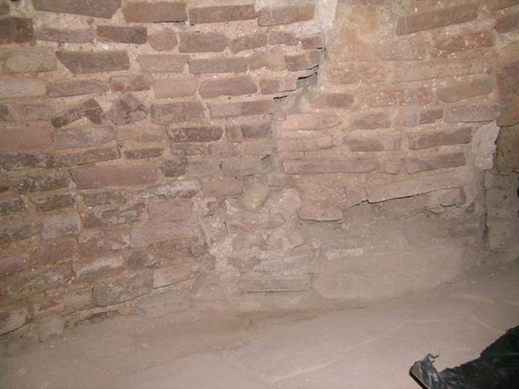 Ins Or II, 8, Herculaneum. December 2004. Detail from interior of oven. Photo courtesy of Nicolas Monteix.
