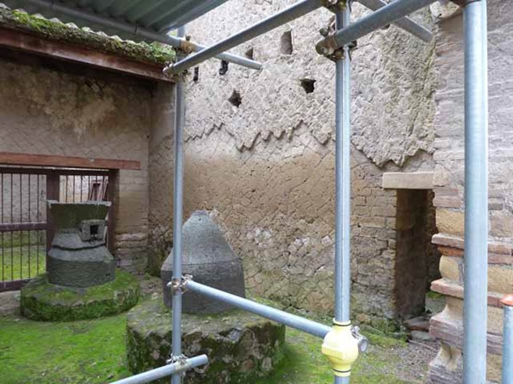 Ins. Orientalis II, 8, Herculaneum. May 2010. South side of bakery with two millstones. 

 
