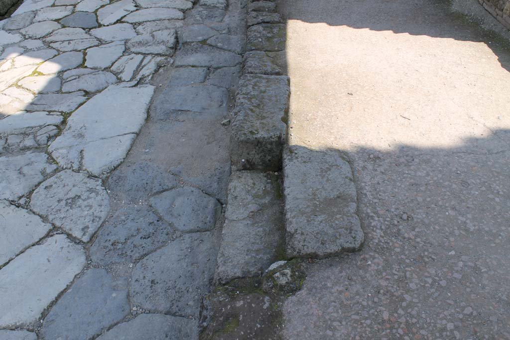 Ins. Orientalis II.8 Herculaneum. March 2014. Steps outside doorway of bakery, on east side of Cardo V.  
Foto Annette Haug, ERC Grant 681269 DÉCOR


