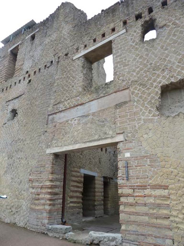 Ins. Orientalis II.8, Herculaneum. September 2015. Entrance doorway and upper floors.