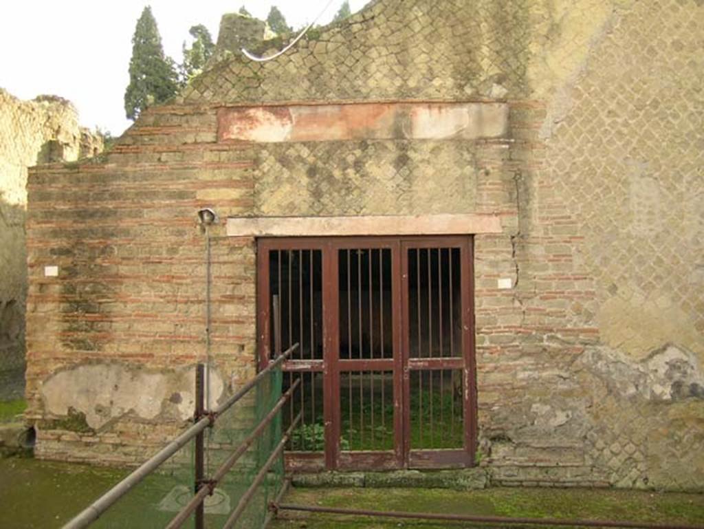 Ins Or II, 9, Herculaneum. December 2004. Entrance doorway, looking east. Photo courtesy of Nicolas Monteix.