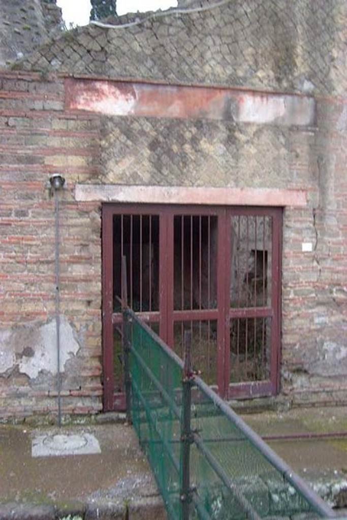 Ins Or II, 09, Herculaneum. January 2002. Entrance doorway. 
Photo courtesy of Nicolas Monteix.
