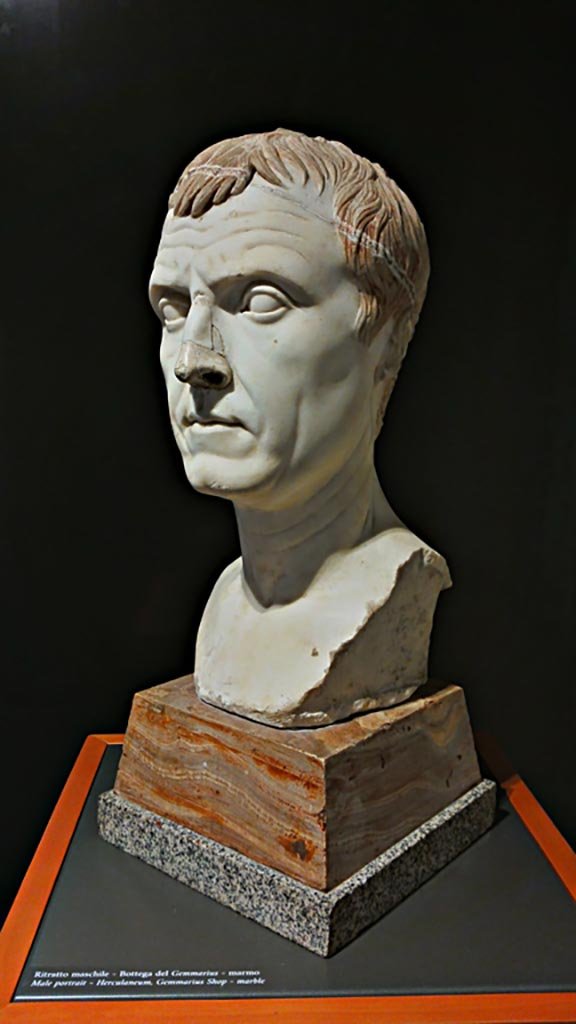 Ins. Orientalis II.10, Herculaneum. June 2019. 
Male marble portrait bust with red paint in its hair, from Gemmarius Shop.
On display in exhibition in Antiquarium entitled “SplendOri, il lusso negli ornamenti ad Ercolano”. 
Photo courtesy of Giuseppe Ciaramella.
