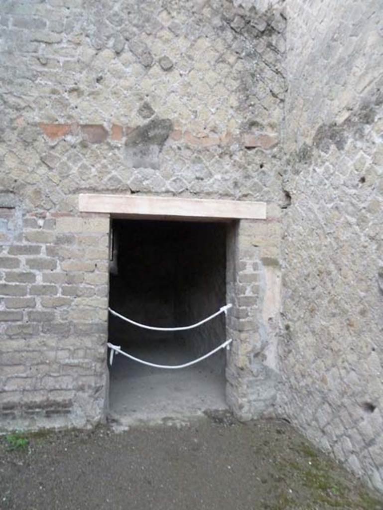Ins. Orientalis II.10, Herculaneum. September 2015. Doorway to cubiculum (a) in south-east corner of kitchen (d).