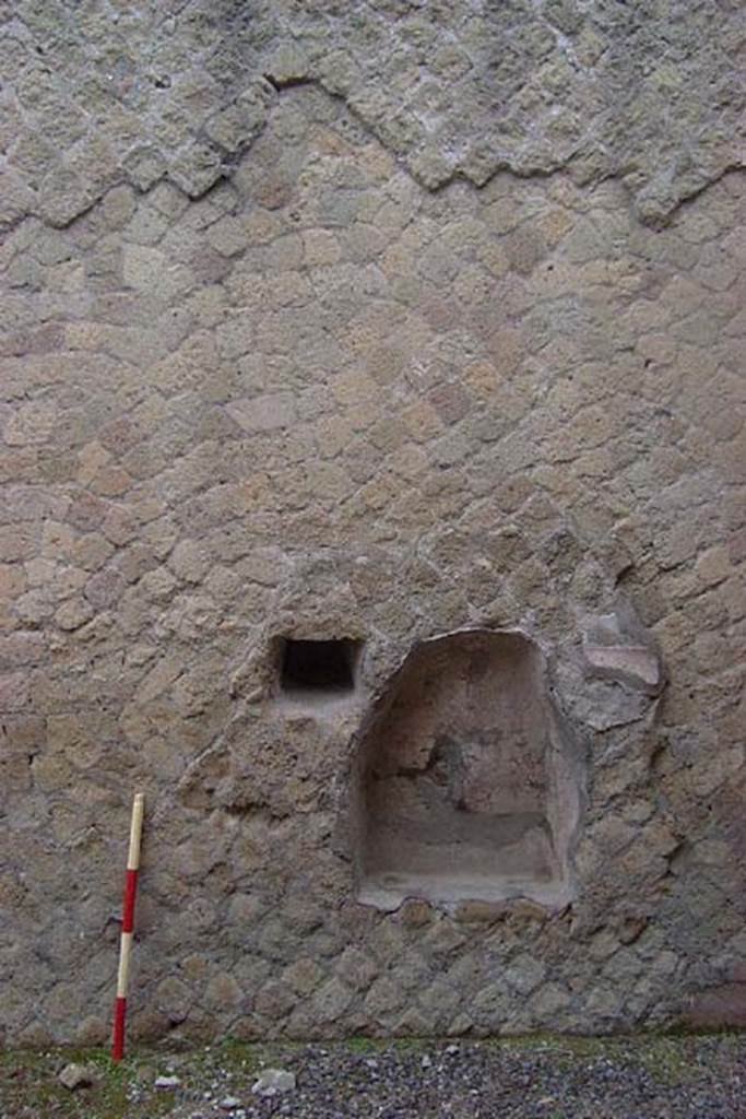 Ins. Orientalis II.10, Herculaneum. September 2015. Detail of hole in north wall, on west side of lararium niche.