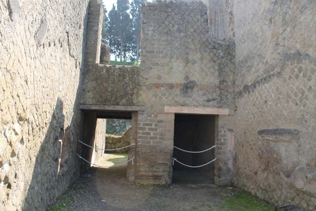 Ins. Orientalis II.10, Herculaneum. March 2014. Looking towards east wall.   
Foto Annette Haug, ERC Grant 681269 DÉCOR

