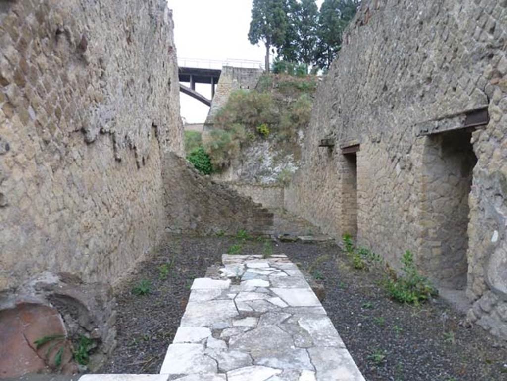 Ins. Orientalis II.13, Herculaneum. September 2015. Looking east across shop-room towards a rear room.