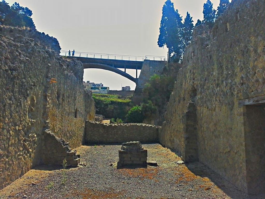 Ins. Orientalis II.14, Herculaneum. Photo taken between October 2014 and November 2019. 
Looking east towards two rear rooms. Photo courtesy of Giuseppe Ciaramella.

