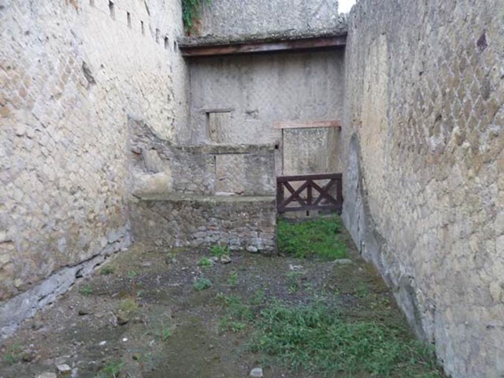 Ins. Orientalis II.15, Herculaneum. September 2015. 
Looking east towards small room against north wall, and corridor to rear near south wall.
