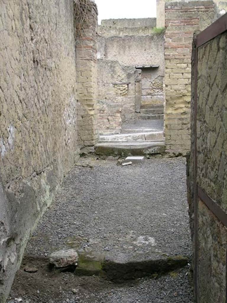Ins Or II, 15, Herculaneum. May 2004. 
Looking west from corridor towards entrance doorway in west wall of workshop.   
Photo courtesy of Nicolas Monteix.
