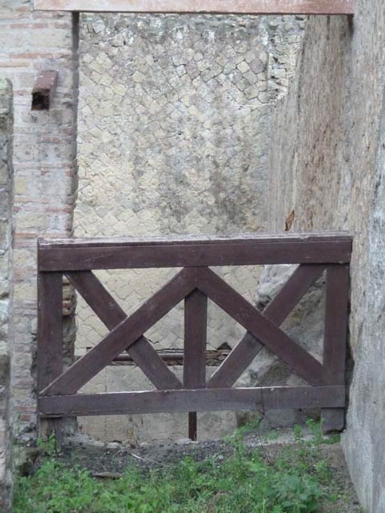 Ins. Orientalis II.15, Herculaneum. September 2015. Doorway to rear room, and stairs down to lower floor.