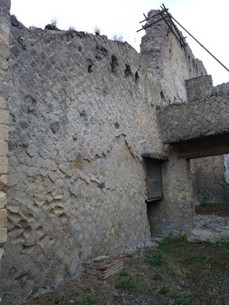 Ins. Orientalis II.16, Herculaneum. September 2015. North wall of workshop, and upper floors of Palaestra, at rear.