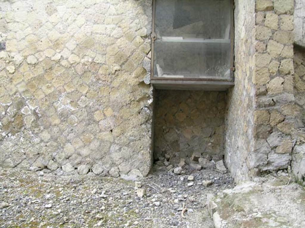 Ins Or II, 16, Herculaneum. May 2004. North wall at east end. Photo courtesy of Nicolas Monteix.